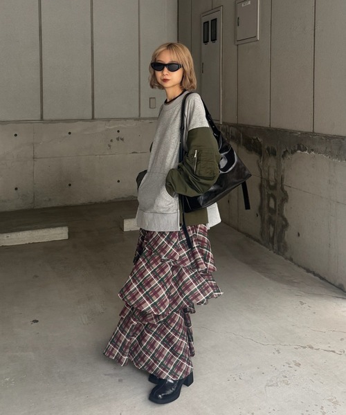 Ameri(アメリ)の「HANDWRITING CHECK TIERED SKIRT(スカート・レディース・ベージュ/ネイビー・SMALL/MEDIUM)」の4枚目の写真