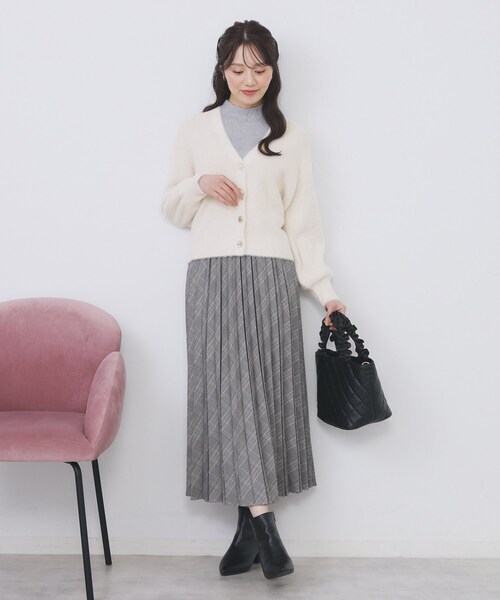 index(インデックス)の「ラメフェザーヤーンVネックカーディガン【洗濯機OK】(カーディガン/ボレロ・レディース・ブラウン系その他7/ホワイト系8/ピンク系1/サックスブルー系5・00)」の6枚目の写真