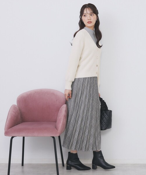 index(インデックス)の「ラメフェザーヤーンVネックカーディガン【洗濯機OK】(カーディガン/ボレロ・レディース・ブラウン系その他7/ホワイト系8/ピンク系1/サックスブルー系5・00)」の7枚目の写真