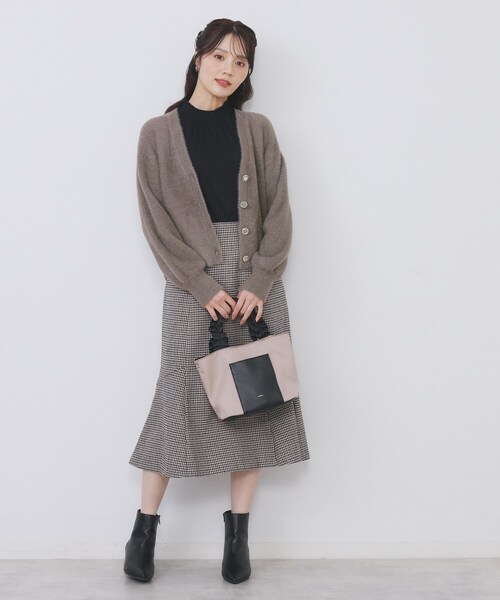 index(インデックス)の「ラメフェザーヤーンVネックカーディガン【洗濯機OK】(カーディガン/ボレロ・レディース・ブラウン系その他7/ホワイト系8/ピンク系1/サックスブルー系5・00)」の10枚目の写真