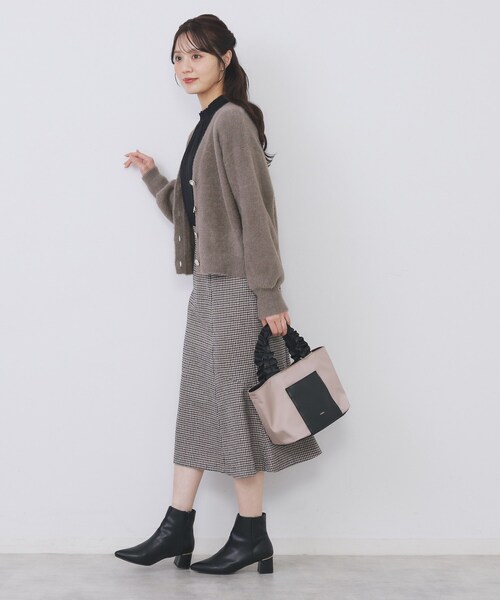 index(インデックス)の「ラメフェザーヤーンVネックカーディガン【洗濯機OK】(カーディガン/ボレロ・レディース・ブラウン系その他7/ホワイト系8/ピンク系1/サックスブルー系5・00)」の11枚目の写真