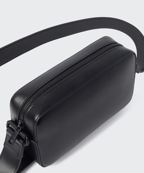 MUSINSA STANDARD（ムシンサスタンダード）の「シンセティックレザー カメラバッグ [ブラック]（メッセンジャーバッグ・メンズ・その他・FREE）」の5枚目の写真