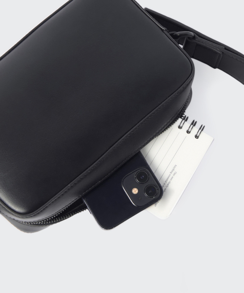 MUSINSA STANDARD（ムシンサスタンダード）の「シンセティックレザー カメラバッグ [ブラック]（メッセンジャーバッグ・メンズ・その他・FREE）」の10枚目の写真