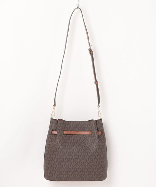 MICHAEL KORS(マイケルコース)の「CARSON コンバーチブル バケット クロスボディ ミディアム - MKシグネチャー(ショルダーバッグ・レディース・ブラウン・FREE)」の2枚目の写真