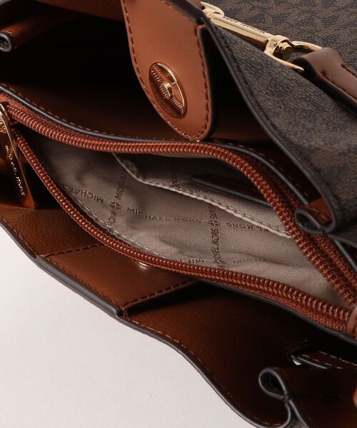 MICHAEL KORS(マイケルコース)の「CARSON コンバーチブル バケット クロスボディ ミディアム - MKシグネチャー(ショルダーバッグ・レディース・ブラウン・FREE)」の4枚目の写真