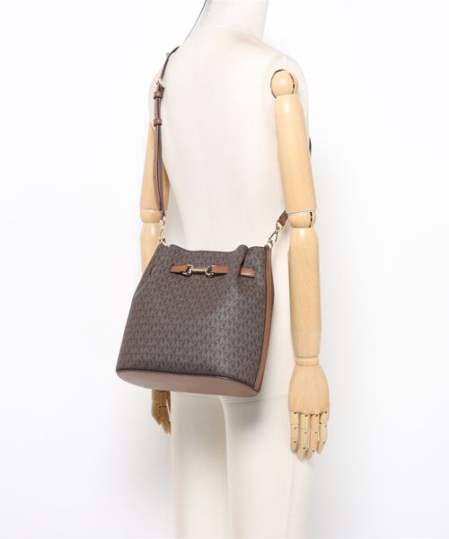 MICHAEL KORS(マイケルコース)の「CARSON コンバーチブル バケット クロスボディ ミディアム - MKシグネチャー(ショルダーバッグ・レディース・ブラウン・FREE)」の6枚目の写真