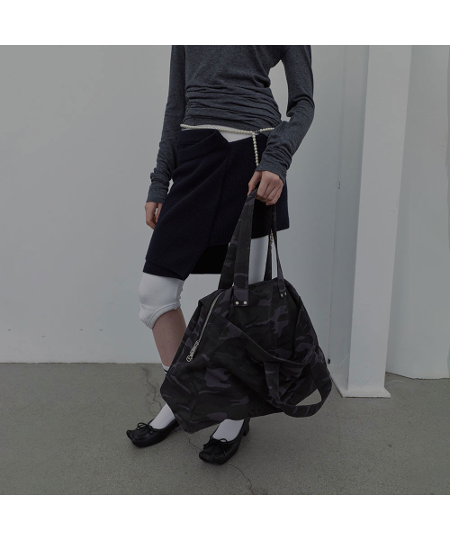 LCDC TM（エルシーディーシーティーエム）の「LAYERED CAMO TOTE BAG (DARK GREY)（ショルダーバッグ・レディース・その他・OS）」の2枚目の写真