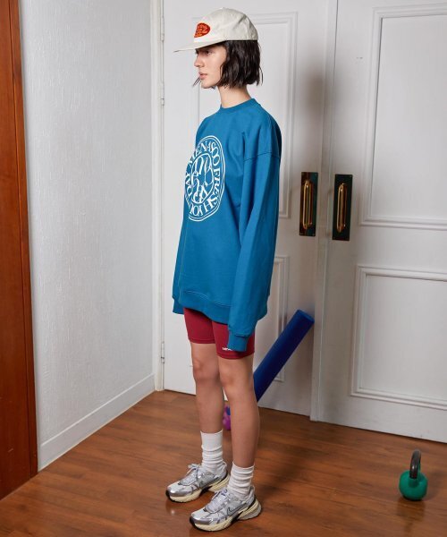 MENASOO(ミナス)の「UNISEX_CIRCLE LOGO SWEATSHIRT_BLUE(スウェット・レディース・ブルー・F)」の2枚目の写真