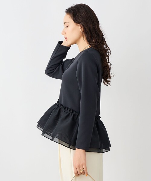 NOLLEY’S Sophi（ノーリーズソフィ）の「《セットアップ対応》ウォッシャブルダンボール×オーガンジーペプラムプルオーバー（Tシャツ/カットソー・レディース・ブラック/ホワイト/ネイビー・38）」の2枚目の写真