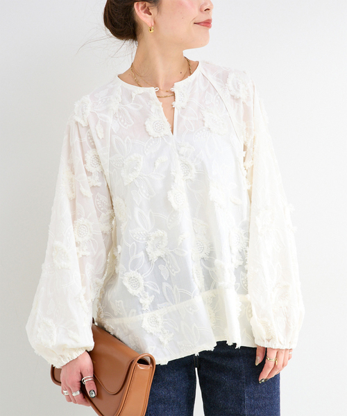 B.C STOCK（ベーセーストック）の「手洗い可 / 3Dレースバブルスリーブチュニック（シャツ/ブラウス・レディース・ホワイト/ブラック/サックスブルー・FREE）」の2枚目の写真