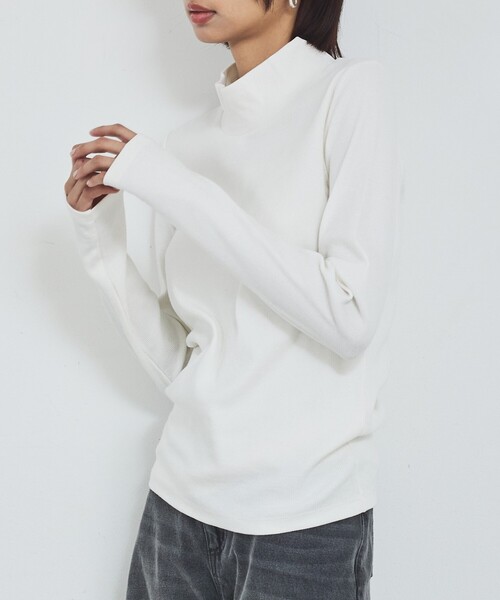 abahouse mavie(アバハウスマヴィ)の「ハイネックプルオーバー(Tシャツ/カットソー・レディース・ブラック/グレー/ブラック系その他/ホワイト・フリー)」の2枚目の写真