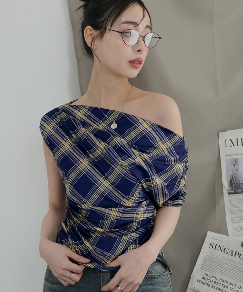 Ulysses(ユリシス)の「チェックアシメワンショルダートップス(Tシャツ/カットソー・レディース・グレー/ネイビー・F)」の4枚目の写真