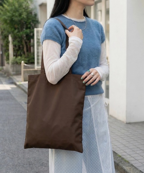 United Athle(ユナイテッドアスレ)の「【United Athle】デイリー フラット トートバッグ S 1406(トートバッグ・レディース・ブラック/ホワイト/ネイビー/ダークブラウン/グレー/バーガンディー/スモーキーグリーン系/イエロー/スカイブルー/スモークピンク/ライトイエロー/ブルー/レッド/グリーン/ライトパープル/オレンジ/パープル/ナチュラル・FREE)」の4枚目の写真