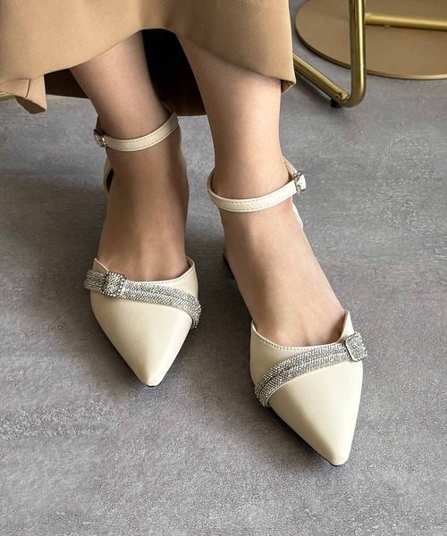 LOWO(ロワ)の「ビジューベルトアンクルストラップポインテッドトゥパンプス ローヒール チャンキーヒール 結婚式 パーティー オケージョン お呼ばれ(パンプス・レディース・ブラック/アイボリー・36/40/39/38/37)」の9枚目の写真