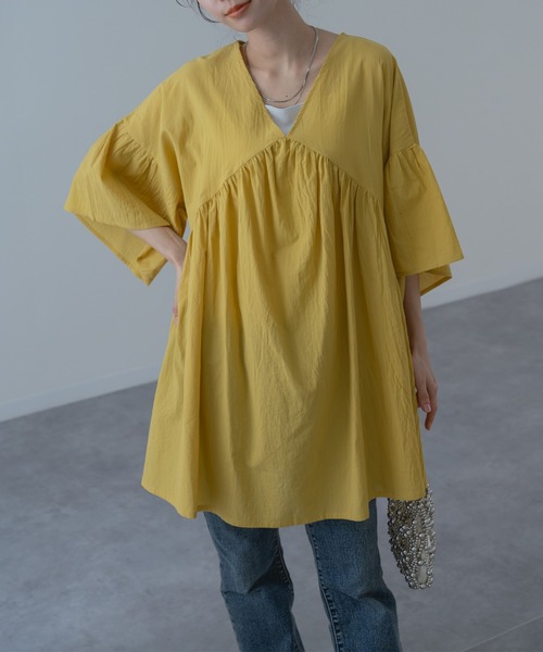 refinedworks(リファインドワークス)の「【refinedworks】ふわりと軽く、動くたびに華やかな 袖フレア チュニック(シャツ/ブラウス・レディース・イエロー/ベージュ・FREE)」の1枚目の写真
