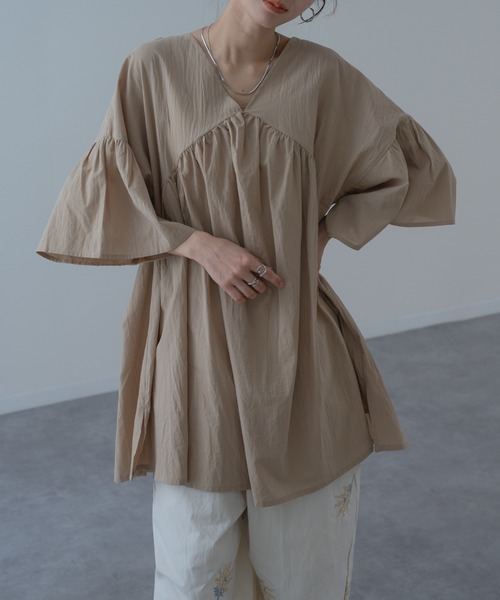 refinedworks(リファインドワークス)の「【refinedworks】ふわりと軽く、動くたびに華やかな 袖フレア チュニック(シャツ/ブラウス・レディース・イエロー/ベージュ・FREE)」の18枚目の写真