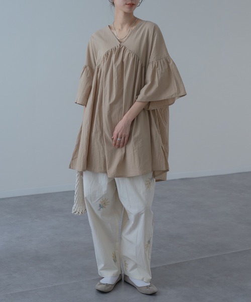 refinedworks(リファインドワークス)の「【refinedworks】ふわりと軽く、動くたびに華やかな 袖フレア チュニック(シャツ/ブラウス・レディース・イエロー/ベージュ・FREE)」の13枚目の写真