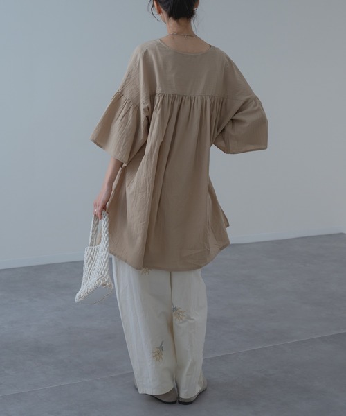 refinedworks(リファインドワークス)の「【refinedworks】ふわりと軽く、動くたびに華やかな 袖フレア チュニック(シャツ/ブラウス・レディース・イエロー/ベージュ・FREE)」の10枚目の写真