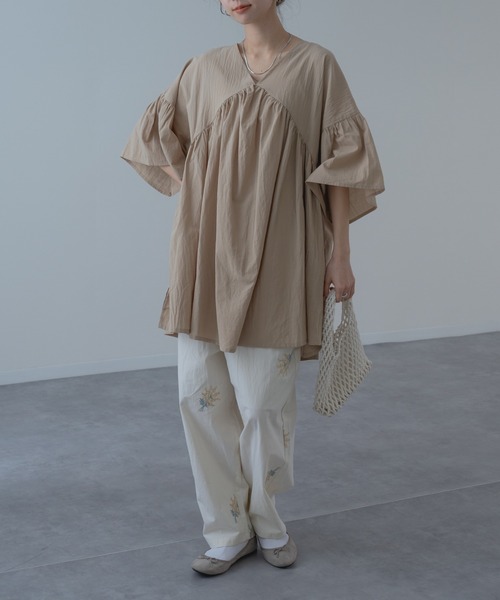 refinedworks(リファインドワークス)の「【refinedworks】ふわりと軽く、動くたびに華やかな 袖フレア チュニック(シャツ/ブラウス・レディース・イエロー/ベージュ・FREE)」の8枚目の写真