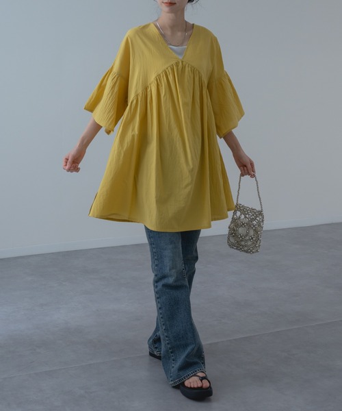 refinedworks(リファインドワークス)の「【refinedworks】ふわりと軽く、動くたびに華やかな 袖フレア チュニック(シャツ/ブラウス・レディース・イエロー/ベージュ・FREE)」の7枚目の写真