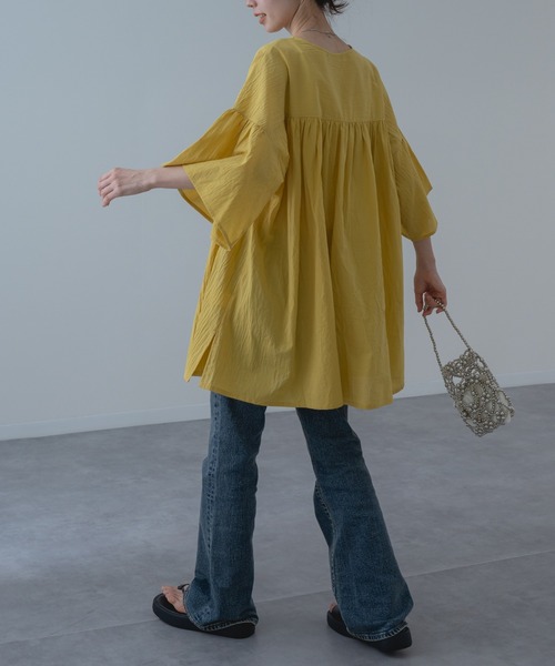 refinedworks(リファインドワークス)の「【refinedworks】ふわりと軽く、動くたびに華やかな 袖フレア チュニック(シャツ/ブラウス・レディース・イエロー/ベージュ・FREE)」の5枚目の写真