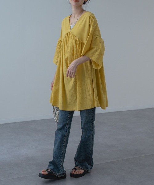 refinedworks(リファインドワークス)の「【refinedworks】ふわりと軽く、動くたびに華やかな 袖フレア チュニック(シャツ/ブラウス・レディース・イエロー/ベージュ・FREE)」の4枚目の写真