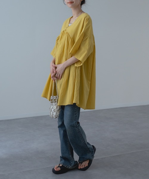 refinedworks(リファインドワークス)の「【refinedworks】ふわりと軽く、動くたびに華やかな 袖フレア チュニック(シャツ/ブラウス・レディース・イエロー/ベージュ・FREE)」の3枚目の写真