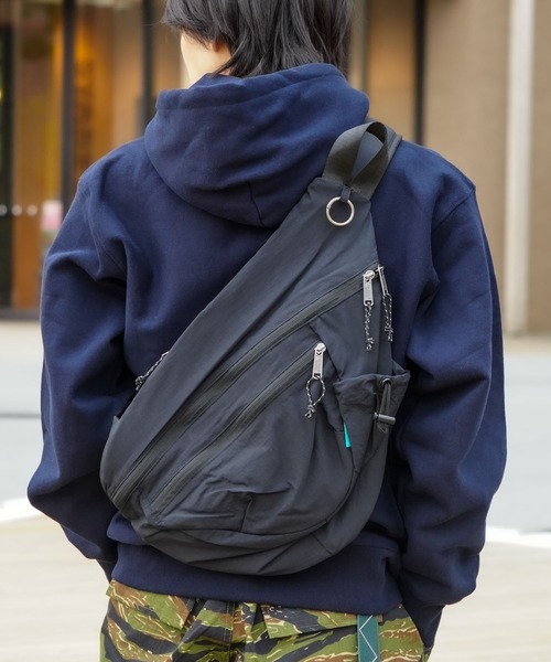 Healthknit(ヘルスニット)の「【HEALTHKNIT/ヘルスニット】【軽量・多機能でフェスや旅行の際にもおすすめ!】フローワンショルダーバッグ ボディバッグ スリングバッグ 縦型 斜めがけ マザーズバッグ ユニセックス(ショルダーバッグ・メンズ・ブラック/チャコールグレー/グレー・FREE)」の6枚目の写真