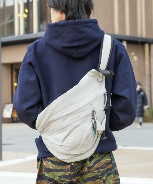 Healthknit(ヘルスニット)の「【HEALTHKNIT/ヘルスニット】【軽量・多機能でフェスや旅行の際にもおすすめ!】フローワンショルダーバッグ ボディバッグ スリングバッグ 縦型 斜めがけ マザーズバッグ ユニセックス(ショルダーバッグ・メンズ・ブラック/チャコールグレー/グレー・FREE)」の15枚目の写真