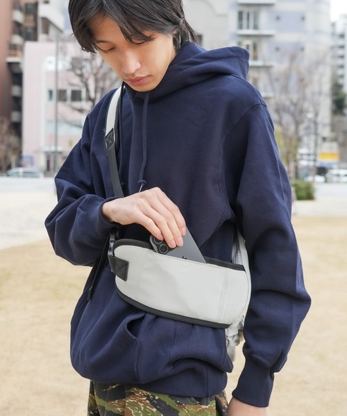 Healthknit(ヘルスニット)の「【HEALTHKNIT/ヘルスニット】【軽量・多機能でフェスや旅行の際にもおすすめ!】フローワンショルダーバッグ ボディバッグ スリングバッグ 縦型 斜めがけ マザーズバッグ ユニセックス(ショルダーバッグ・メンズ・ブラック/チャコールグレー/グレー・FREE)」の19枚目の写真