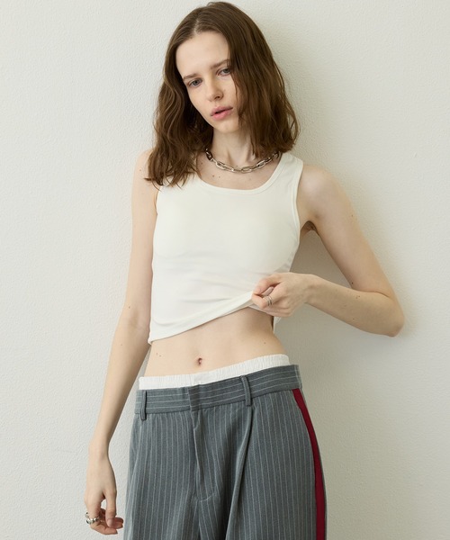 uyu.(ウユ)の「【後ろ姿で魅せる】バッククロスストラップ カップ付きキャミソール(キャミソール・レディース・ブルー/ホワイト/ブラック・FREE)」の4枚目の写真