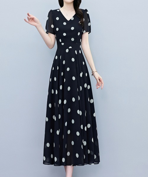 LUCPY(ラクピー)の「ドットフレアロングワンピース(ワンピース・レディース・ブラック・X-LARGE/LARGE/MEDIUM/FREE)」の4枚目の写真