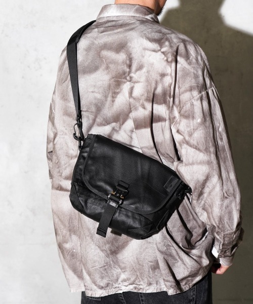 BAGJACK(バッグジャック)の「BAGJACK / バッグジャック SISTER COBRA-FM ELK NAPPA シスター コブラバックル ナッパレザー(ショルダーバッグ・メンズ・ブラック・FREE)」の2枚目の写真