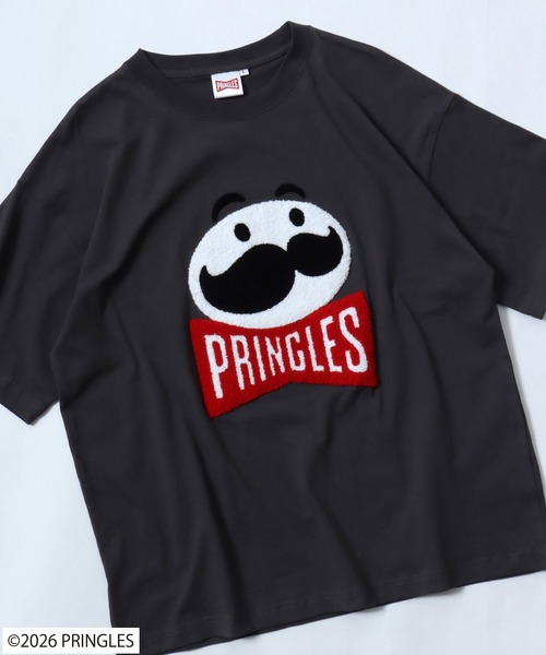 Salong hameu(サロン ハミュー)の「Pringles(プリングルズ) Mr.P サガラ刺繍 バックプリントTシャツ/ビッグシルエット キャラクター ツアーT風 ユニセックス(Tシャツ/カットソー・メンズ・ホワイト/レッド/グリーン/イエロー/チャコールグレー・M/L/LL)」の2枚目の写真