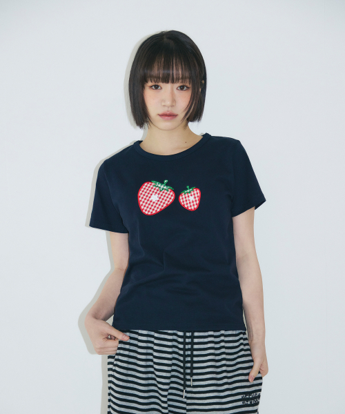 SLEEKGLOW（スリック グロウ）の「チェックストロベリーアップリケTシャツ[ネイビー]（Tシャツ/カットソー・レディース・その他・FREE）」の2枚目の写真
