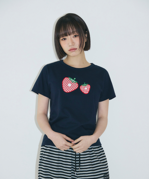 SLEEKGLOW（スリック グロウ）の「チェックストロベリーアップリケTシャツ[ネイビー]（Tシャツ/カットソー・レディース・その他・FREE）」の3枚目の写真
