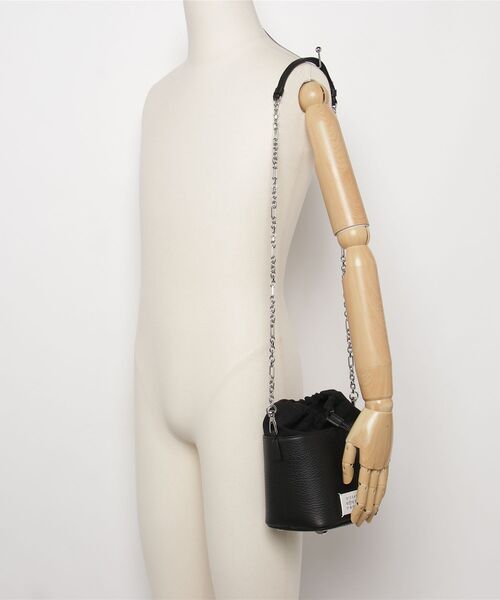 ARKnets（アークネッツ）の「Maison Margiela / メゾン マルジェラ：5AC BUCKET SMALL：S61WG0035-P4348[ANN]（ショルダーバッグ・レディース・ブラック・FREE）」の6枚目の写真