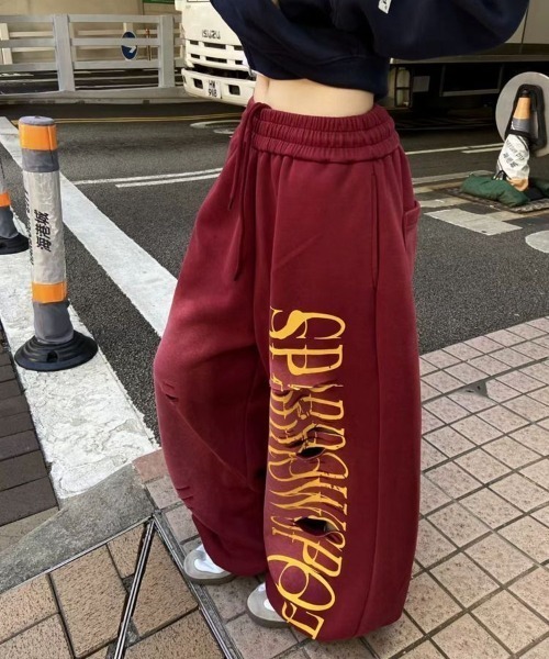 Lis ardent(リスアルダン)の「【Y2K/ストリート】ダメージ加工ロゴプリントワイドスウェットパンツ ビッグロゴルーズスウェットパンツ(スウェットパンツ・レディース・レッド/ブルー・M)」の3枚目の写真