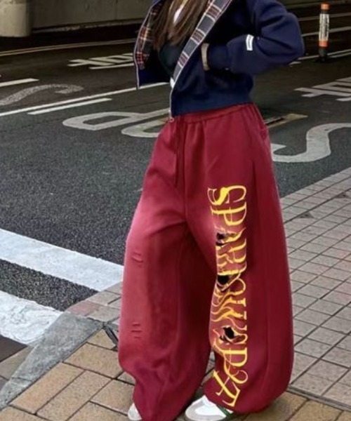 Lis ardent(リスアルダン)の「【Y2K/ストリート】ダメージ加工ロゴプリントワイドスウェットパンツ ビッグロゴルーズスウェットパンツ(スウェットパンツ・レディース・レッド/ブルー・M)」の4枚目の写真