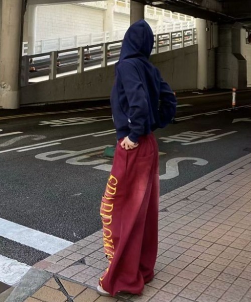 Lis ardent(リスアルダン)の「【Y2K/ストリート】ダメージ加工ロゴプリントワイドスウェットパンツ ビッグロゴルーズスウェットパンツ(スウェットパンツ・レディース・レッド/ブルー・M)」の5枚目の写真