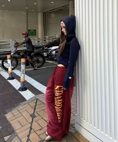 Lis ardent(リスアルダン)の「【Y2K/ストリート】ダメージ加工ロゴプリントワイドスウェットパンツ ビッグロゴルーズスウェットパンツ(スウェットパンツ・レディース・レッド/ブルー・M)」の6枚目の写真