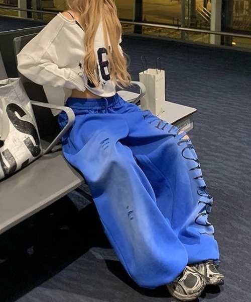 Lis ardent(リスアルダン)の「【Y2K/ストリート】ダメージ加工ロゴプリントワイドスウェットパンツ ビッグロゴルーズスウェットパンツ(スウェットパンツ・レディース・レッド/ブルー・M)」の15枚目の写真