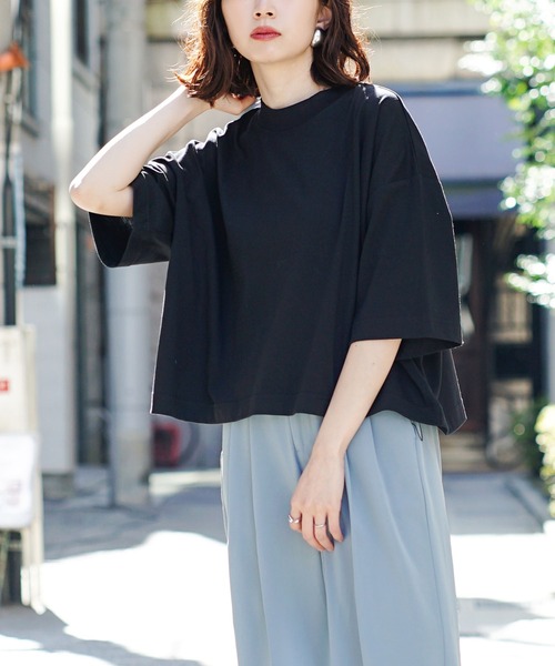 zootie(ズーティー)の「汗しみない クロップドTシャツ(Tシャツ/カットソー・レディース・ベージュ系/グレイッシュブルー/レッド系/カーキ系/杢グレー/ダークカーキ/モカ/ラベンダー/オフホワイト/ブラック/ネイビー・フリー)」の3枚目の写真