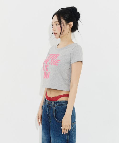 GIMOR（ギマー）の「[Gimor x Drunktxt x Khaki Studio] Turn On The A/C Now Baby Tee Gray（Tシャツ/カットソー・レディース・その他・SMALL）」の3枚目の写真
