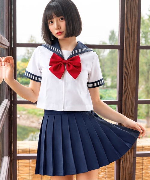 LunaBelle（ルナベル）の「【制服コスプレ3点セット】スーパーカラフルセーラー服（半袖シャツ ・スカート ・スクールリボン）（コスチューム/パーティーグッズ・レディース・ミント/ブルー/レッド/ブラック/オレンジ/ネイビー系/グリーン/サックスブルー/ホワイト×レッド/ネイビー/グレー/ピンク/イエロー/パープル・M/L/2L/S）」の2枚目の写真