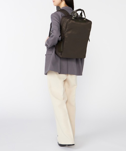 ace.(エース)の「フィッテム ビジネスリュック レディースビジネス A4/14.0インチPC収納 17/20L 68686(ビジネスバッグ・レディース・ブラック/チャコール/ブラック×ブラック/ベージュ・FREE)」の5枚目の写真
