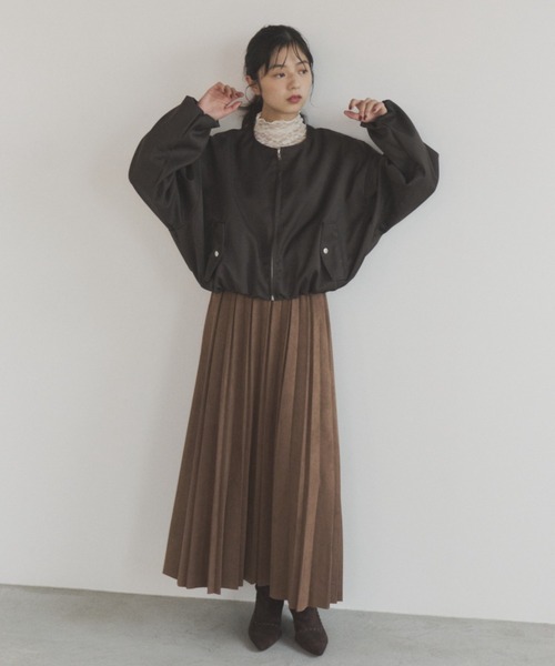 ELNEsoi(エルネソワ)の「スウェードプリーツスカート(スカート・レディース・アイボリー/チャコールグレー/ブラック/ブラウン・FREE)」の4枚目の写真