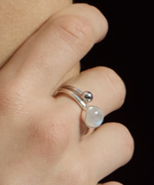 quip queint(クイップクエイント)の「【quip queint】orbit ring/オービット リング オニキス ムーンストーン(リング・レディース・シルバー×オニキス/ストーン・#15/#9/#13/#11)」の2枚目の写真
