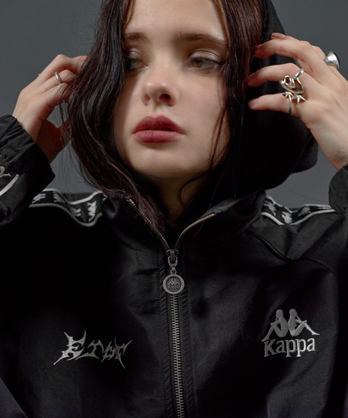 Kappa(カッパ)の「【ERAR×KAPPA】 別注モンスターサイズダブルロゴトラックジャケット(ナイロンジャケット・メンズ・ホワイト/ブラック・XL/L/M/S)」の4枚目の写真