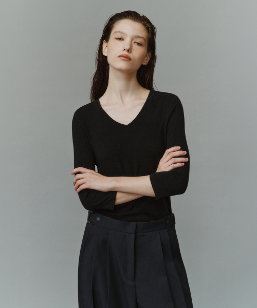 SIYAZU（シヤジュ）の「SITP5313 ソフト Vネック 7分袖 Tシャツ_Black（Tシャツ/カットソー・レディース・ブラック・FREE）」の2枚目の写真